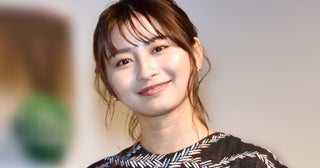 “オフショル”の美肩×デコルテが輝く…ロン・モンロウ、“大人フェミニン”なワンピに「美しい」「爽やか」