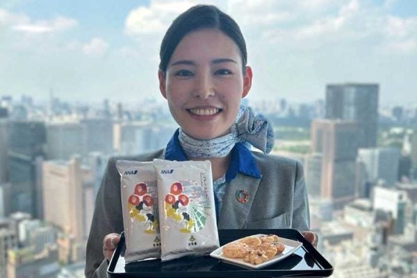 ANA、ラウンジ・機内で提供のスナックをリニューアルもち吉とコラボも