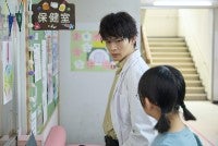 『放課後カルテ』第2話“牧野”松下洸平、気胸を起こした男子児童の緊急処置を行う