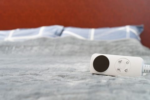 冬は「電気毛布」を寝てる間つけっぱなしにするべき？ “湯たんぽ”に切り替えたら、どれくらい節約できる？