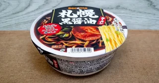 危険色の〝札幌ラーメン〟をセコマが再現黒×黄...強烈ビジュで打ち出すパンチは意外と優しめ