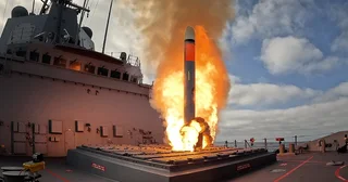 世界の真ん中で咲き誇る!?「サナエ・ディフェンス」の野望