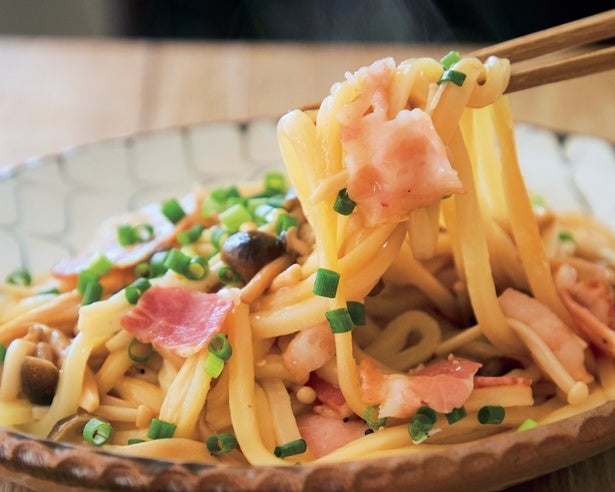 冷凍うどんは凍ったままIN！野菜たっぷり＆食べごたえ抜群の「ワンパン焼うどん」アレンジ3選