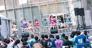 FES☆TIVE［歌舞伎町 UP GATE↑↑2025ライブレポート］歌舞伎町のど真ん中で巻き起こした、8人の熱狂とお祭り騒ぎ