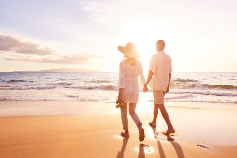 再雇用で働く夫が「今のうちに働いて、そのお金で老後はハワイに行きたい」と話しています。夢がある一方で、旅行のために無理して働くのは本末転倒な気も…。老後資金と“楽しみの支出”はどう両立すべきでしょうか？