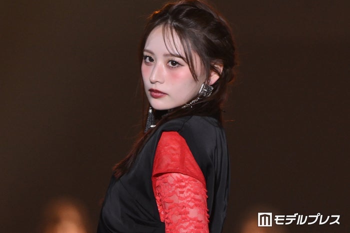 ＜CANDY TUNEまとめ＞モードな姿で新境地 笑顔封印ランウェイ【IDOL RUNWAY COLLECTION 2026A/W】