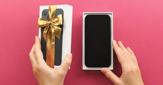 「iPhone15を月1円で買った」という友人。私は「12万円」で買ったのですが、どうしてそんなに“価格差”が出るのでしょうか？ かなりお得に感じますが、デメリットはないのですか？