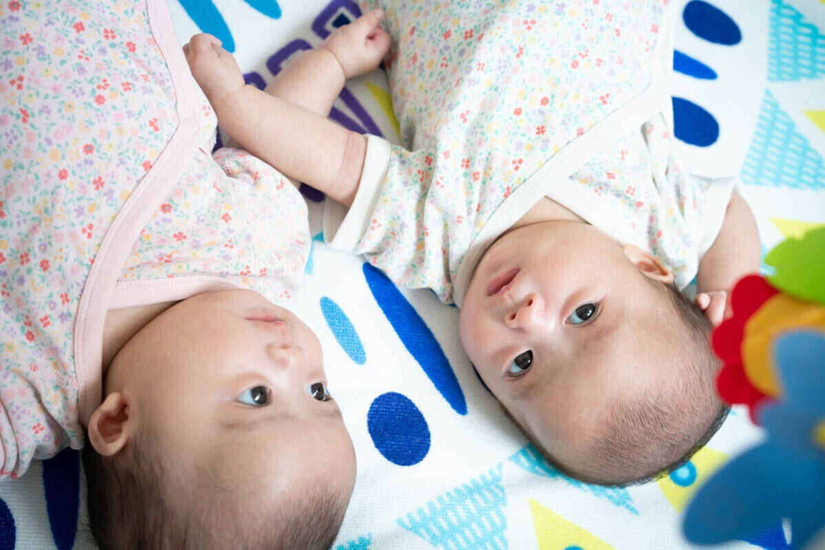 双子の服はいつまでお揃い？ 別々の学校に進学したほうがいい？ 双子育児の悩みを抱える親たちに、双子当事者が激白