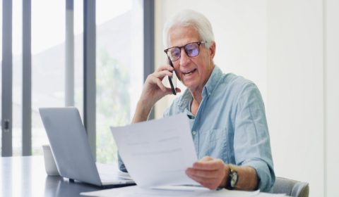 60歳を過ぎて再雇用になったところ、給与が大きく下がりました…。同じ仕事をしているのに、なぜこのような仕組みになっているのでしょうか？
