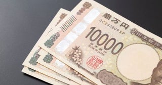 義実家に「手土産のお菓子」持参で夫と帰省！ 後日ママ友に「食費とかあるし、お金じゃないと失礼」と言われた…現金はむしろ“抵抗がある”のですが、何が正しいのでしょうか？