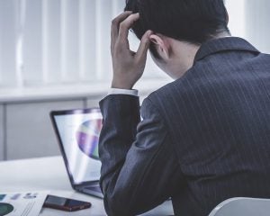 「AIを積極活用しろ」が現場を疲弊させる。営業の“武器”が増えるほど成果が出ない理由
