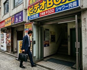 平日の昼間に「ビデオBOX」に吸い込まれるサラリーマンの正体。“ただのサボり”ではない切実な理由も