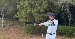 始球式にイチロー降臨!? ものまね芸人の完コピに称賛も肝心の第一打は……