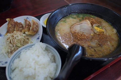 ラーメン屋の「ライスおかわり無料」って、実際いくらまで食べて大丈夫ですか？ かなり大食いなのですが、3杯以上はさすがに食べすぎでしょうか…？