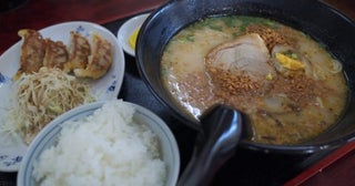 ラーメン屋の「ライスおかわり無料」って、実際いくらまで食べて大丈夫ですか？ かなり大食いなのですが、3杯以上はさすがに食べすぎでしょうか…？