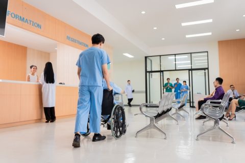 夫がけがをして、半年ほど通院に付き添っていました。電車移動だったのですが、私の交通費も医療費控除の対象ですか？