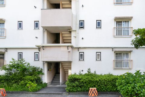 「年金15万円」の伯母が“家賃4万円”の団地へ引っ越し！「家賃が安くて助かる」とのことですが、家を売って「貯金1000万円以上」あるのに、公営住宅に入れるんですか？ 入居基準を確認