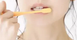 “フッ素”入りの歯磨き粉は危険？ 歯医者は「使え」と言うけれど…