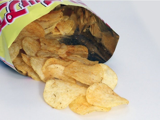 お皿いらずで手も汚れにくい！ポテトチップスが自立する簡単ワザ