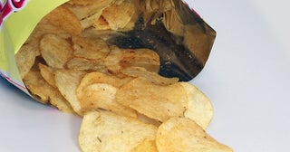 お皿いらずで手も汚れにくい！ポテトチップスが自立する簡単ワザ