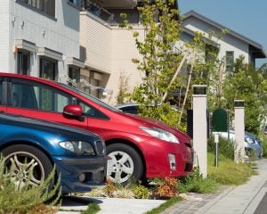 “迷惑駐車ミニバン”に怒った男が「合法スレスレの逆襲」を実行。ミラーが折れても「警察を呼べなかった」ワケ