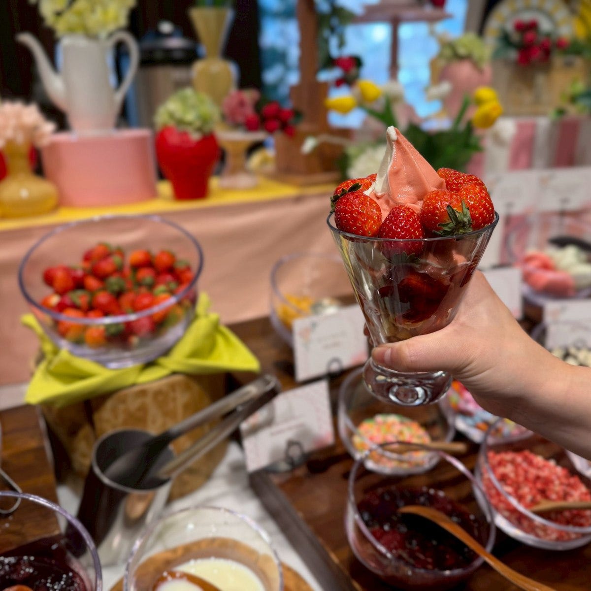 京王プラザホテルのいちごスイーツビュッフェに圧倒される！カスタマイズできるパフェに、熱々のできたてスイーツ、モンブランも