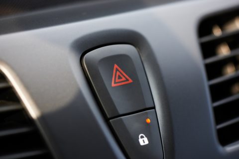 合流後「サンキューハザード」を“出したまま”運転してると、友人に「後続車が勘違いするから違反になる」と言われました。危険はないと思うのですが、なぜ違反なのですか？ 注意したいポイント