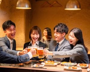 「年収はどれぐらいもらってんの？」同窓会で“天然キャラの同期”が豹変…和やかな空気をぶち壊したワケ――仰天ニュース特報
