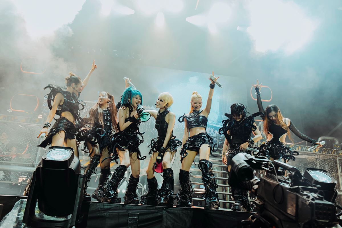 XG、初出演の『FUJI ROCK FESTIVAL '26』で圧巻のステージ新曲初披露を含む全16曲でWHITE STAGEを熱狂の渦に【オフィシャルレポート】