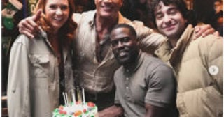 『ジュマンジ』ファミリーの絆が素敵すぎる！ドウェイン・ジョンソンらがカレン・ギランの誕生日をお祝い