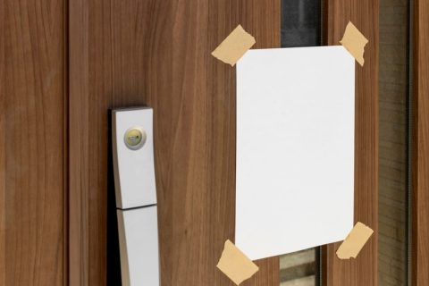 玄関に「訪問販売は対応料3000円頂戴します」のステッカーを貼る父…先日「業者とトラブルになり危なかった」と母から連絡があったのですが、剥がしたほうがいいですよね？ 実際に請求できるんですか？
