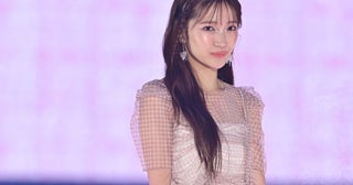 Girls2小川桜花、シアートップスで美肌透ける ほっそりウエストも披露【GirlsAward 2025SS】
