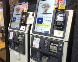 「店員の仕事だったことを、なぜ客が？」セルフレジやQR・タッチパネル注文に疲弊する人々の声。操作方法もバラバラで困惑