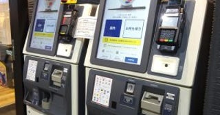 「店員の仕事だったことを、なぜ客が？」セルフレジやQR・タッチパネル注文に疲弊する人々の声。操作方法もバラバラで困惑