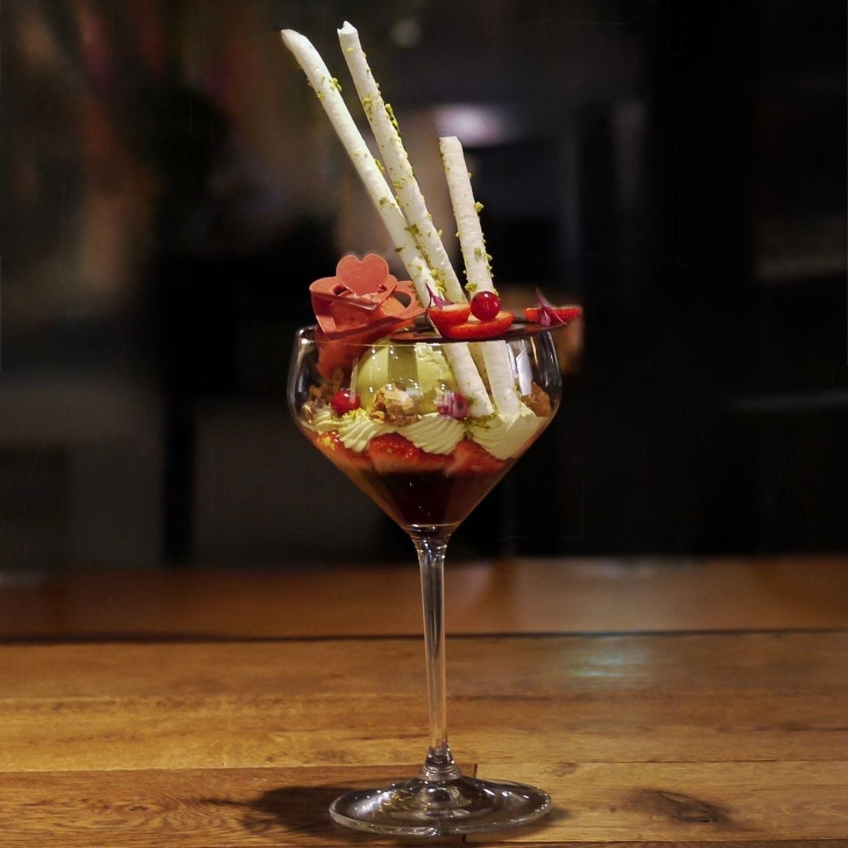 コヨイノパフェの「ピスタチオと数種のベリーのパフェ」。芳醇なピスタチオとブランドいちご「とちあいか」が奏でる上品な味わい