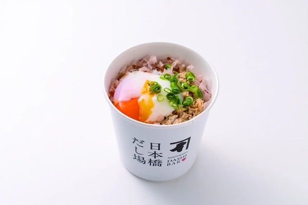 【東京都中央区】「日本橋だし場 本店」に「温玉鶏そぼろのせかつぶしめし」登場！食欲そそる味わいに