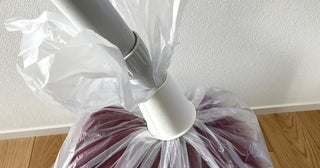 専用袋は不要！紙コップとビニール袋でかさばる冬物をスッキリさせる即席圧縮術