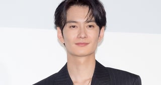 岡田将生、エプロン姿でごはんを作るくしゃくしゃ笑顔のオフショットに「ずーっと見ていたいです」の声＜ザ・トラベルナース＞