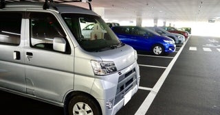 少しの接触でも“重大な事故”になる可能性も…スーパーなどの「駐車場」で注意すべき“子どもの動向”を解説