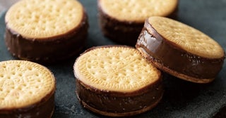 チョコの厚みがリッチ！ 混ぜて挟んで冷やすだけ「生チョコサンドクッキー」