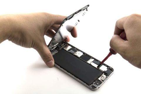 スマホのバッテリー交換に「1万円以上」かかると言われました。新機種に買い替えたほうが得なのか、修理して使い続けたほうがよいのか迷っています。