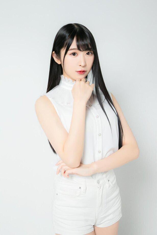 奥の奥のゾーンが限界ギリギリまで…真島なおみ、ミニスカで付け根が見えそうな姿に「膝が綺麗」と称賛