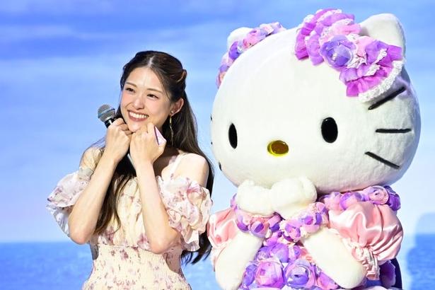 松村沙友理が尊敬するハローキティと対面！“サンリオキャラが考える夢のホテル”がテーマの体験型展示イベントに登場