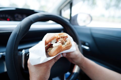 片手に「ハンバーガー」を持ちながらの運転は違反で罰金!?スマホだけではない「罰則対象」の行為とは