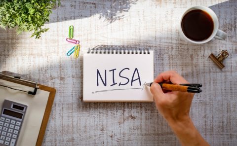 NISAで「月5万円」積み立て中、友人から「年60万円をボーナス一括投資が得」と聞きました。コツコツ積み立てのほうが安心ですが“増えやすい”のは「一括投資」ですか？ メリット・デメリットを比較