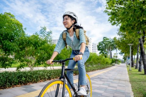 イヤホンで音楽を聴きながら自転車で走行。「周囲の音は聞こえている」と主張しても、警察に止められたら違反になるのでしょうか？