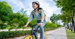 イヤホンで音楽を聴きながら自転車で走行。「周囲の音は聞こえている」と主張しても、警察に止められたら違反になるのでしょうか？