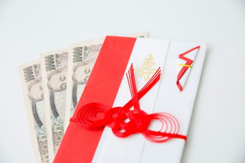 「大学の後輩」の結婚式に参加予定ですが、ご祝儀は「3万円」でいいのでしょうか？ あまり年が離れていなければ、多めに包む必要はありませんか？