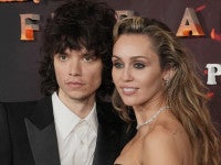 マイリー・サイラスが6歳年下のドラマー恋人と婚約！リングのお値段は7000万円!?