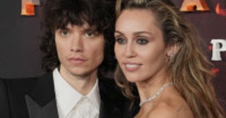 マイリー・サイラスが6歳年下のドラマー恋人と婚約！リングのお値段は7000万円!?